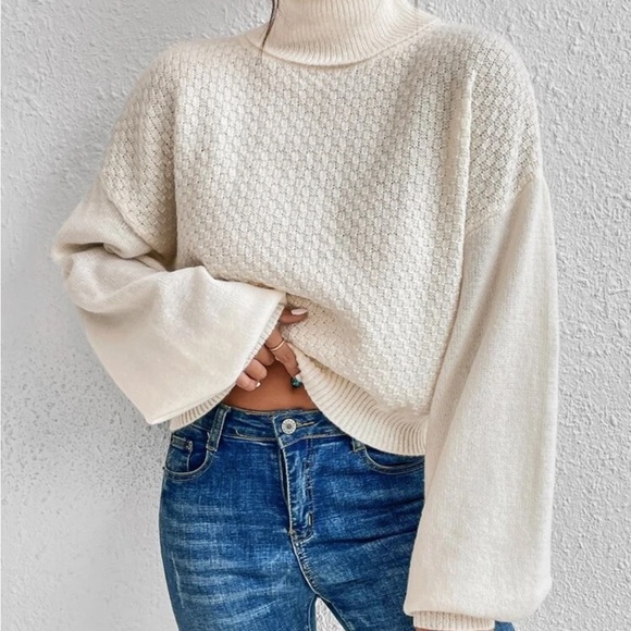 NWOT SHEIN Cream Off White Turtleneck Sweater Open Back Women’s Size Small - Picture 3 of 8